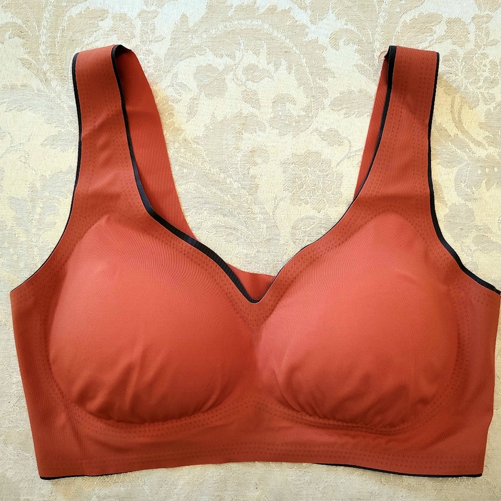 Seamless removable moulded cup bralette